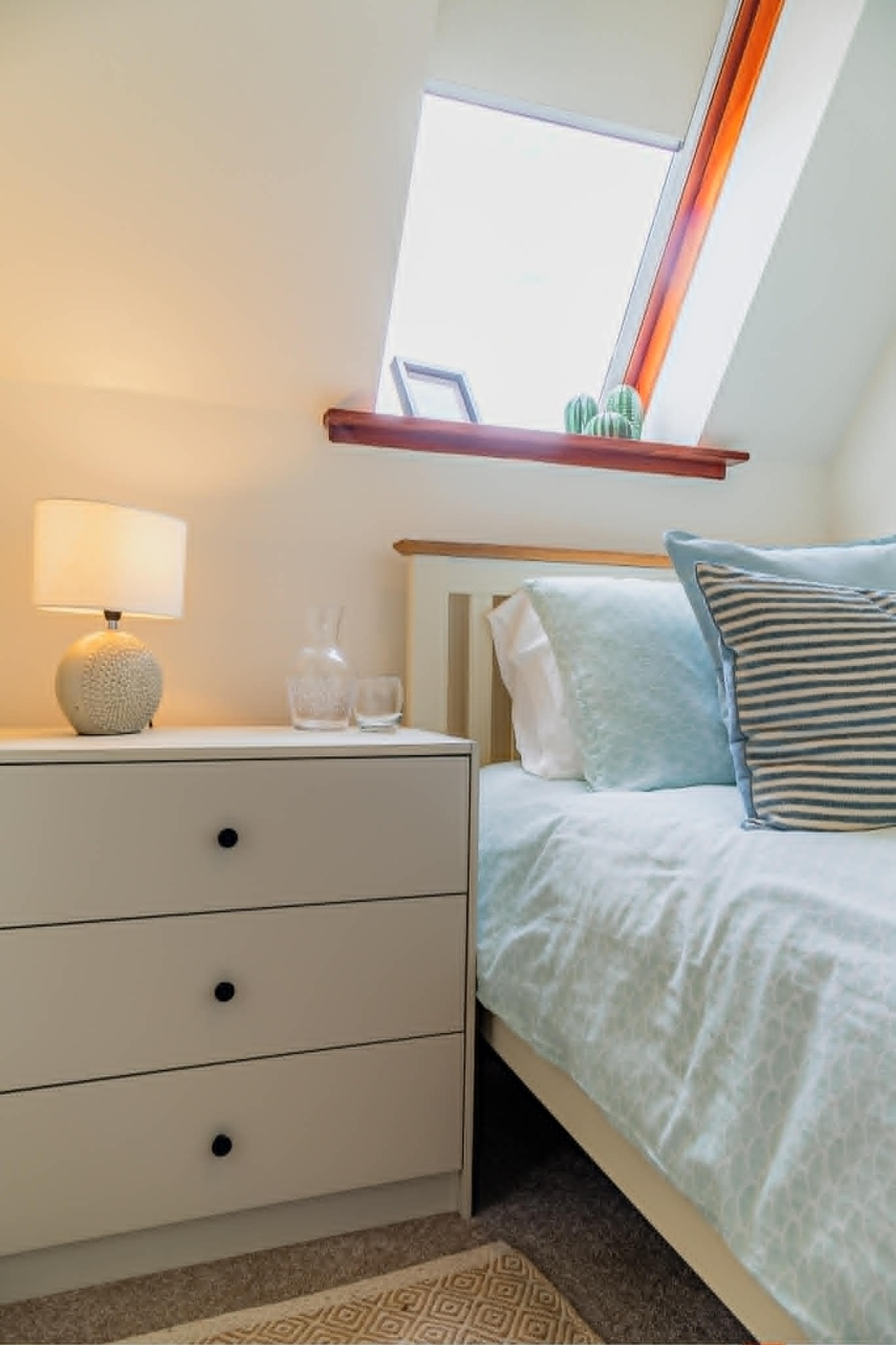 Double bedroom beneath a skylight