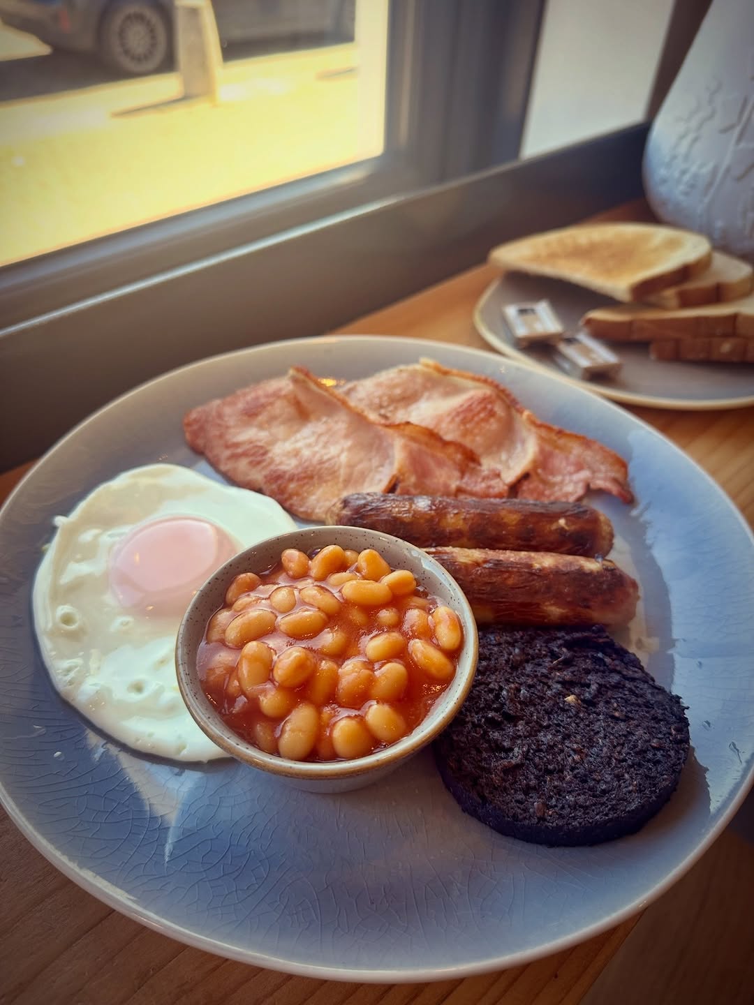 The Quay House breakfast with bacon, sausages, egg, beans and black pudding